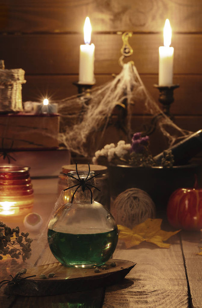 Halloween concetto di vacanza strega laboratorio con ingredienti per pozioni
 - Foto, immagini