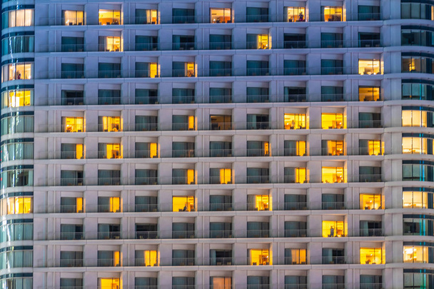 Kaunis ulkoa rakennus ja arkkitehtuuri rakennuksen ikkuna ja valo kuvio yöllä
 - Valokuva, kuva
