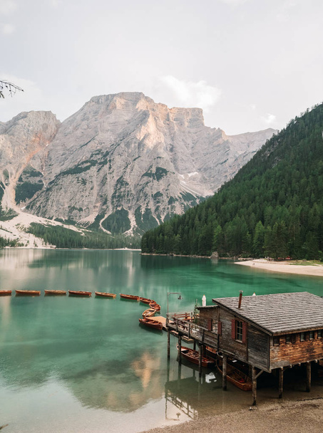 majestatyczny widok na molo z drewnianych łodzi o piękne jeziora, góry, jezioro Braies, Włochy - Zdjęcie, obraz