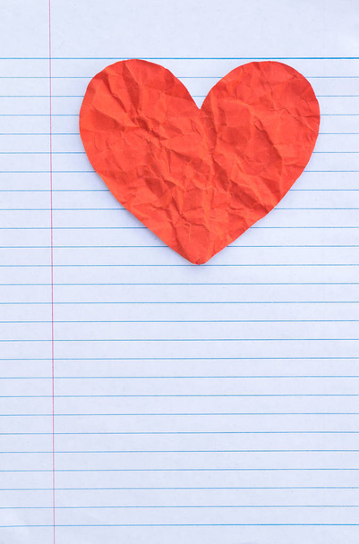 papier rouge coeur sur feuille blanche
 - Photo, image