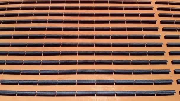 Widok z lotu ptaka słonecznej elektrowni znajduje się w Arizonie, Stany Zjednoczone. Panele słoneczne pola (ogniw słonecznych) z góry. Alternatywne źródła energii, ekologia koncepcja ochrony zasilania. Drone strzał, stacja solarna - Materiał filmowy, wideo