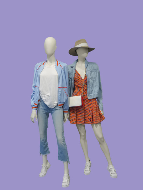 Дві повнометражні жіночі манекени, одягнені в модний одяг, ізольовані. Немає назв брендів або об'єктів авторського права
. - Фото, зображення