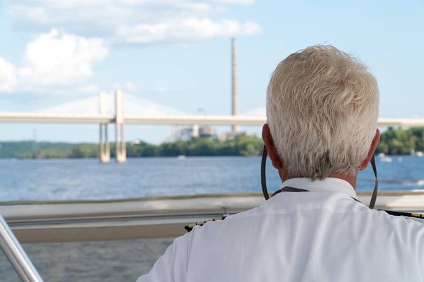 Přes rameno Pov pohled kapitán lodi plující po řece. Grafické navigační cestu pod most a minulých komínu továrny za jasného letního dne - Fotografie, Obrázek