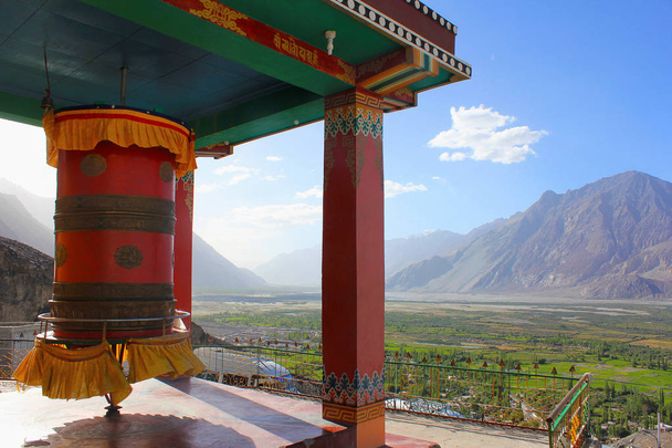 Diskit Monasterio o Diskit Gompa es el monasterio budista más antiguo y más grande. Valle Nubra de Ladakh, India
. - Foto, imagen