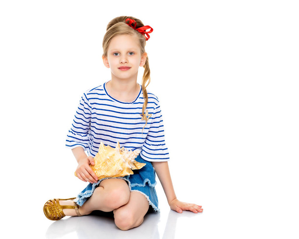 Little girl with sea shell - Фото, изображение