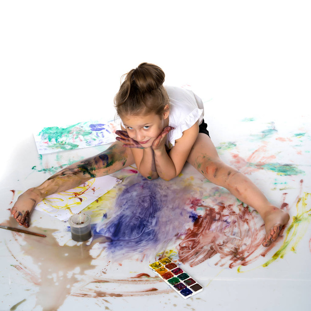 Маленька дівчинка малює фарби на своєму тілі
 - Фото, зображення