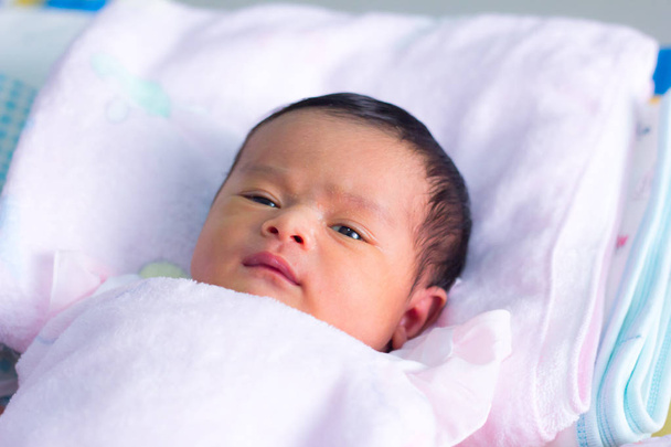 recién nacido dormido en la manta en la sala de partos - Foto, Imagen