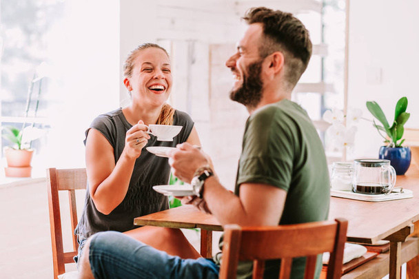 junges Paar trinkt Kaffee und hat Spaß, flirtet - Foto, Bild