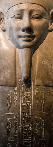 massiver Granitsarkophag des ägyptischen Pharaos beleuchtet und isoliert auf schwarzem Hintergrund, Ägypten, Details, extreme Nahaufnahme - Foto, Bild