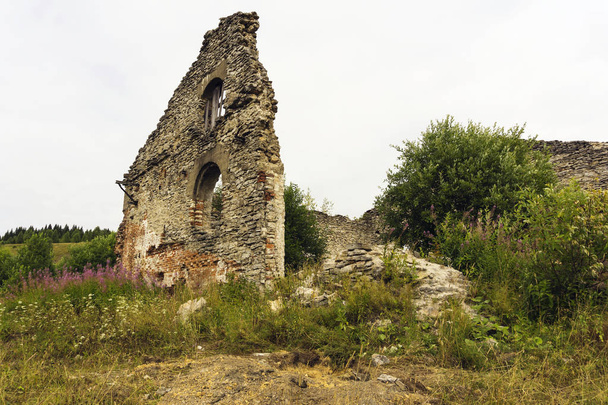 ruines de la boutique d'une ancienne usine du XIXe siècle au milieu d'une colonie complètement disparue
 - Photo, image