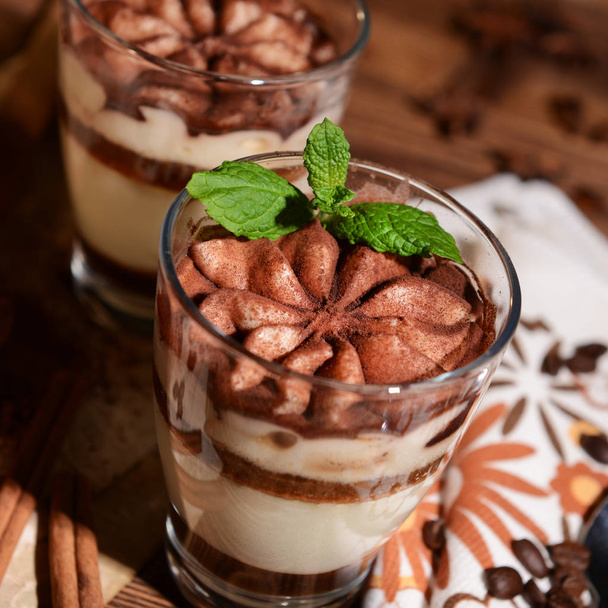 Tiramisu dessert in glazen - Foto, afbeelding