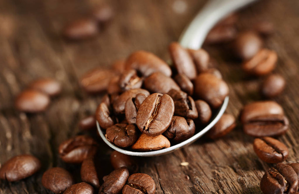 Kávová zrna v kovové lžíce - Fotografie, Obrázek