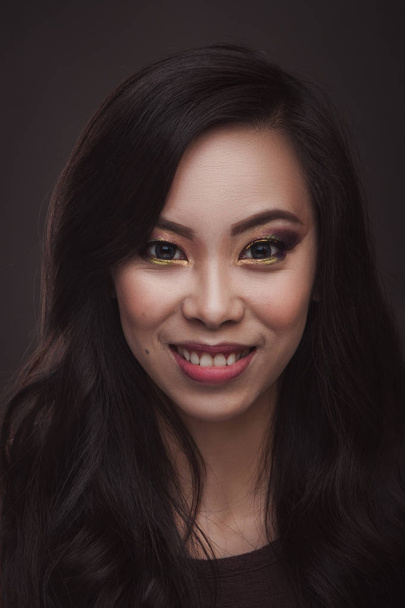 Retrato de belleza de mujer asiática sobre fondo oscuro
 - Foto, imagen