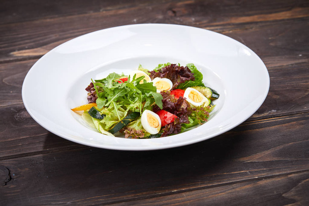 ensalada de verduras con huevo en plato blanco, primer plano
  - Foto, Imagen