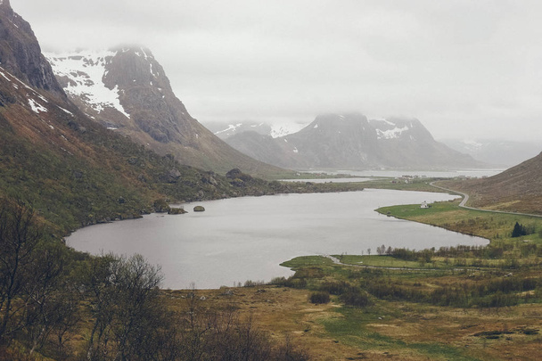 Norjan maisemia lunta ja puita
 - Valokuva, kuva