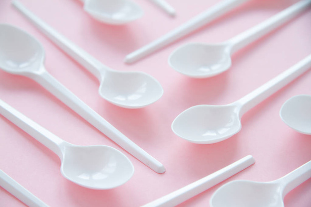 Minimalistic Photo of Plastic Spoons - Фото, изображение