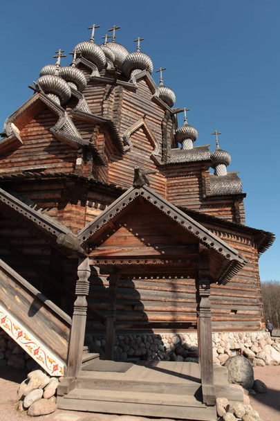 veranda van een houten Eritrese religies houten architectuur van het Russische noorden - Foto, afbeelding