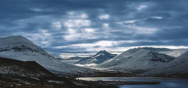 Islandzkie krajobrazy pełne zielona trawa, morza i błękit nieba. - Zdjęcie, obraz