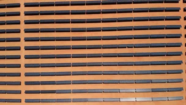 Вид з сонячної електростанції, розташованих в Арізоні, США. Сонячні батареї поле (сонячних елементів) зверху. Альтернативна енергетика, екологія влади збереження концепції. Drone постріл, сонячної станції - Кадри, відео
