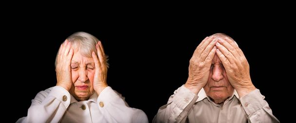 Retrato de un anciano y una anciana con la cara cerrada por las manos
 - Foto, imagen