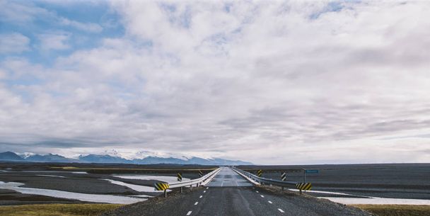 Camino solitario islandés en territorio salvaje sin nadie a la vista
 - Foto, imagen
