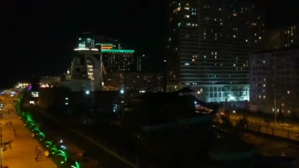 kuş bakışı, parlak ışıklar bir renkli gece kent üzerinde uçan bir quadroopter ile çekim - Video, Çekim