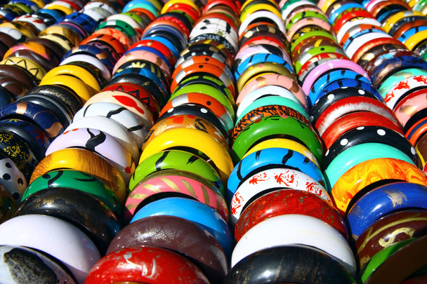 παραδοσιακό Ινδικό βραχιόλια διαφορετικών χρωμάτων - Φωτογραφία, εικόνα