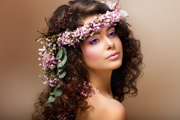 Ninfa. Adorável sensual morena com guirlanda de flores se parece com anjo
 - Foto, Imagem