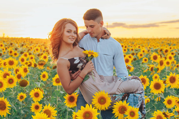 loving couple in field of sunflowers - Foto, immagini