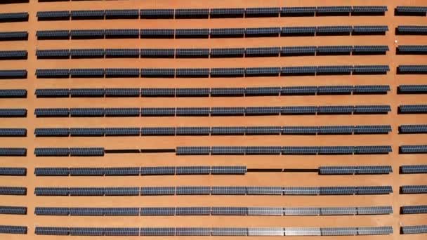 アメリカ合衆国アリゾナ州にある太陽光発電の空撮。ソーラー パネル (太陽電池)] フィールド上から代替エネルギー、エコロジー電源保全概念。ドローン ショット、太陽の駅 - 映像、動画