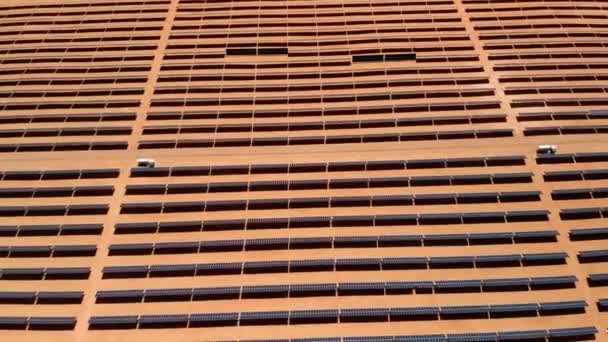 Vista aérea da usina de energia solar localizada no Arizona, Estados Unidos. Campo de painéis solares (célula solar) de cima. Energia alternativa, ecologia conceito de conservação de energia. Drone Shot, Estação Solar
 - Filmagem, Vídeo
