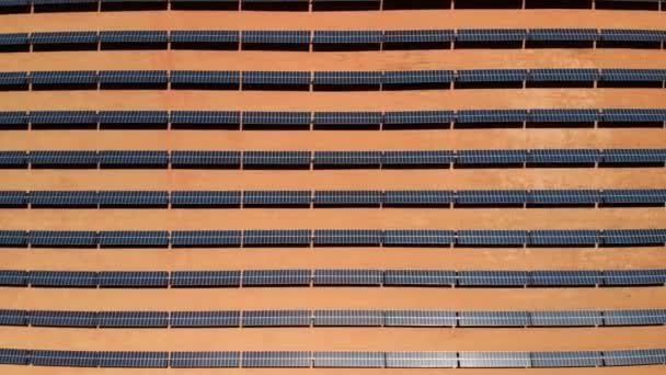 アメリカ合衆国アリゾナ州にある太陽光発電の空撮。ソーラー パネル (太陽電池)] フィールド上から代替エネルギー、エコロジー電源保全概念。ドローン ショット、太陽の駅 - 映像、動画