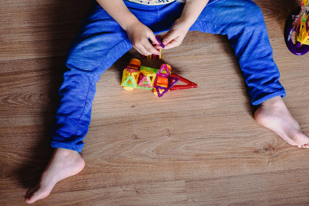 Chlapec s magnetickými figurkami hračka - Fotografie, Obrázek