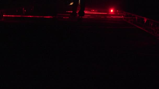 az emberek gyalog lézersugarak fények installáció fesztivál éjjel. 4k - Felvétel, videó