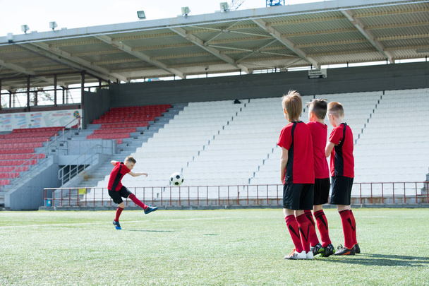 Портрет молодіжної футбольної команди під час тренування, фокус на м'ячі для підлітків, копіювання простору
 - Фото, зображення