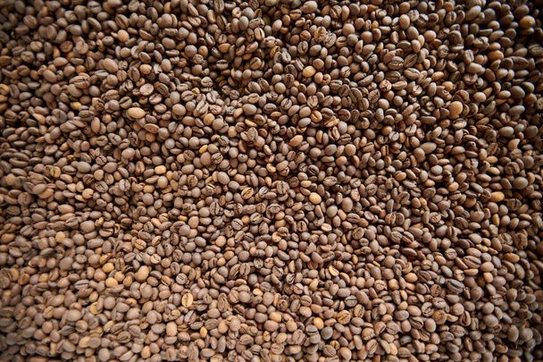 Nad zobrazením čerstvě pražená hnědá kávová zrna rozloženy rovnoměrně kopírovat pozadí vesmíru - Fotografie, Obrázek