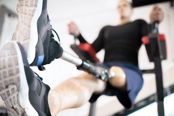 Γκρο πλαν του ανθρώπου με ένα ακρωτηριασμένο πόδι κατάρτισης στο γυμναστήριο - Φωτογραφία, εικόνα