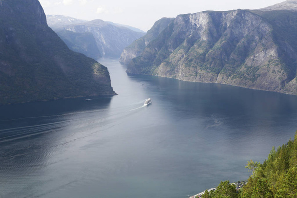 Aurlandsfjord nähtynä Stegasteinin näkökulmasta Norjassa
 - Valokuva, kuva