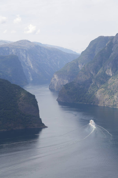 O fiorde de Aurlandsfjord visto do ponto de vista de Stegastein na Noruega
 - Foto, Imagem