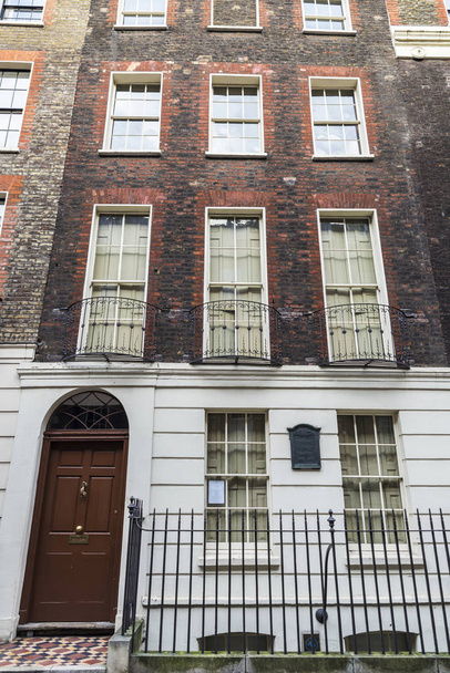 ある古い古典的な典型的な住宅建物ロンドン、イングランド、イギリスのロンドン、イギリス - 2017 年 1 月 1 日: ファサード - 写真・画像