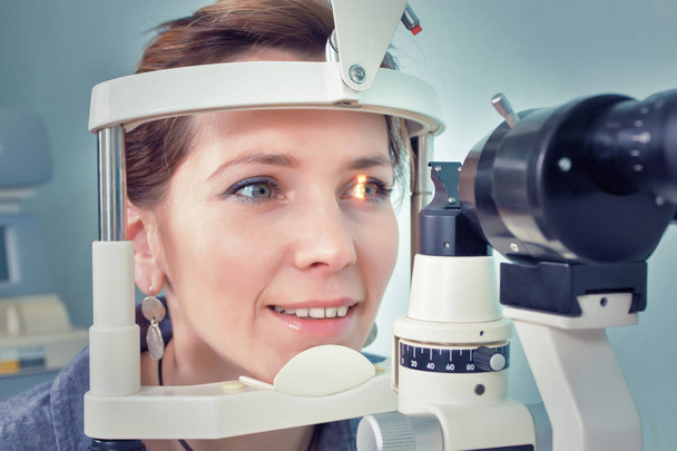 Checking eyesight in a clinic of the future - Foto, afbeelding