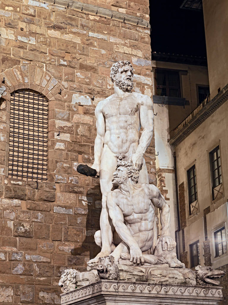 Renessanssin patsas Hecules ja Cacus, symboli fyysistä voimaa, edessä Palazzo Vecchio Piazza della Signoria, Firenze, Italia
 - Valokuva, kuva