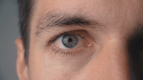 Крупним планом чоловіче око
 - Кадри, відео