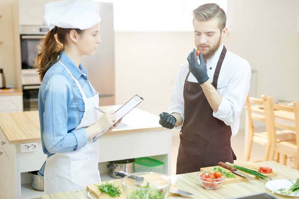 Портрет двох професійних кухарів, що працюють на кухні ресторану, обговорюють новий кулінарний шедевр, копіювання простору
 - Фото, зображення