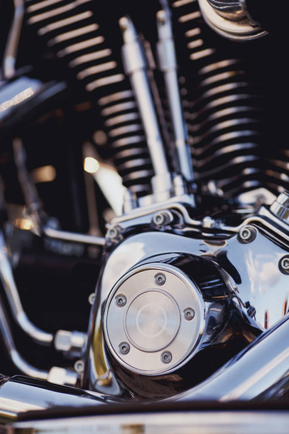 silnik motocykla z bliska z polerowanego chromu i refleksje - Zdjęcie, obraz