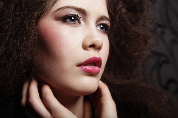Beautiful young woman with curly hair and evening make-up. Jewelry and Beauty concept. Fashion art photo. - Foto, Bild