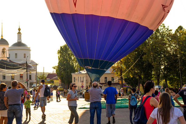 Borovsk, Russia - August 18, 2018: Celebration of the 660th anniversary of the city of Borovsk. Launch of a balloon in the central square of the city - Foto, afbeelding