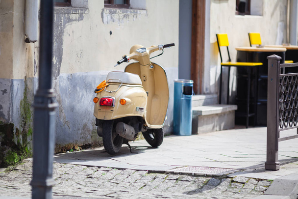 Şık scooter kalan eski evin - Fotoğraf, Görsel