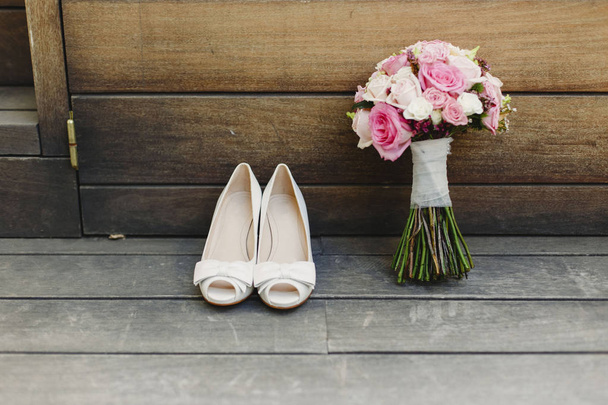 Барвистий квітковий весільний букет
 - Фото, зображення