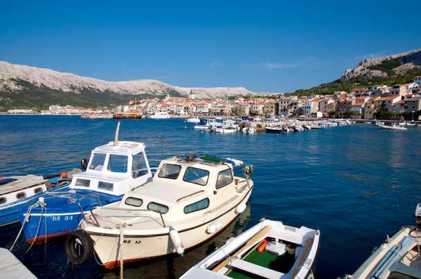 Barcos no porto de Baska fundo Baska cidade velha - Krk - Croácia
 - Foto, Imagem